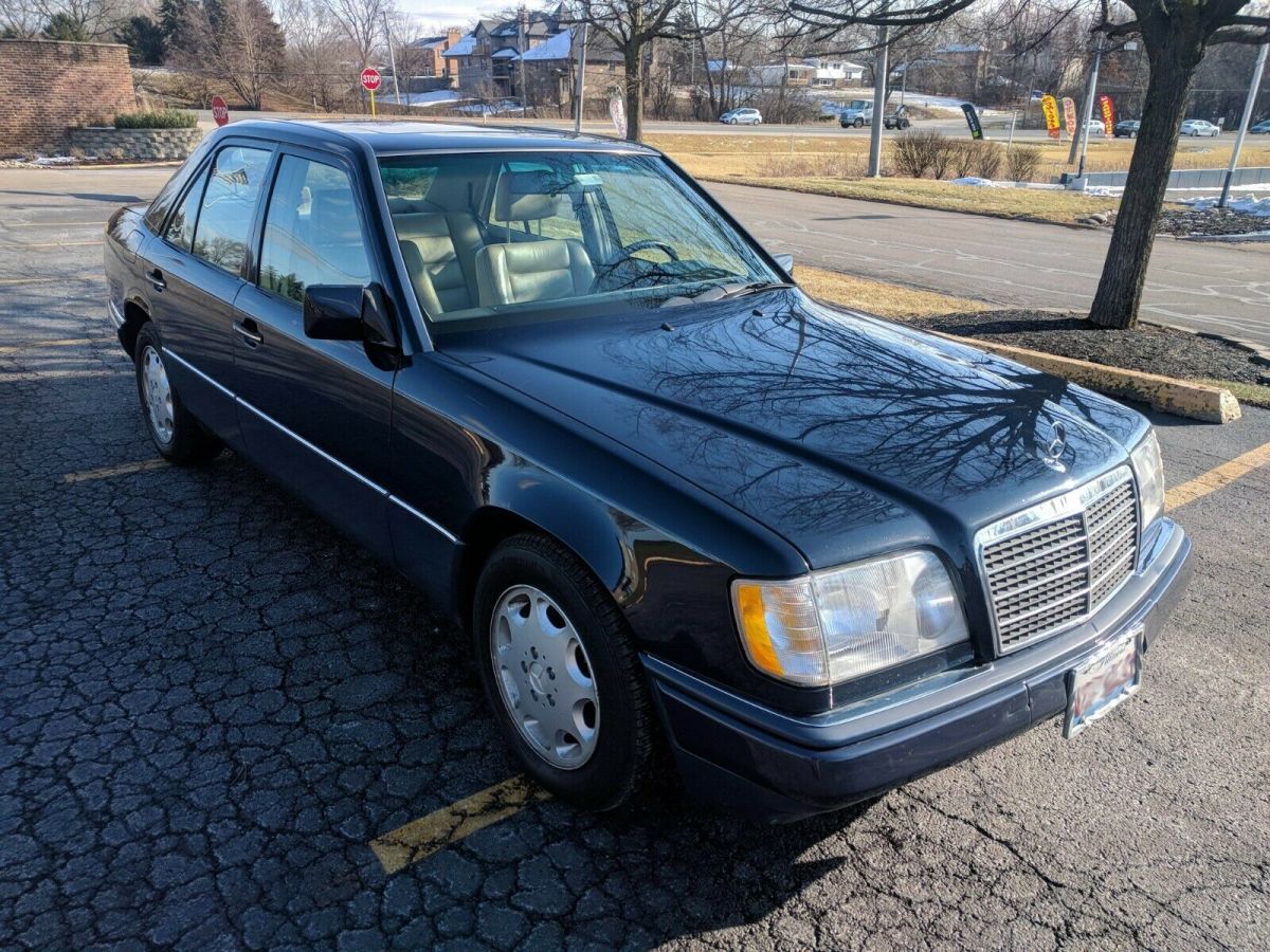 Classic Mercedez Benz W124 1994 Mercedes-Benz 300-Series sedan