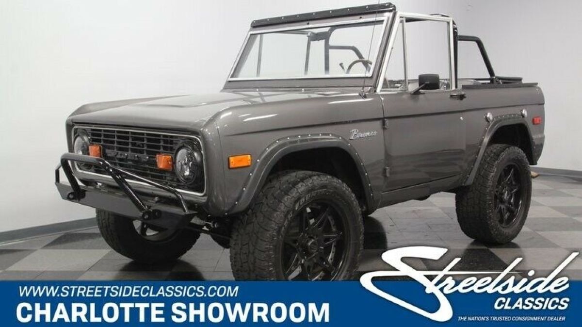 classic vintage 1st gen soft top Moto Metal black vinyl interior 4 wheel drive 1973 Ford Bronco 4X4