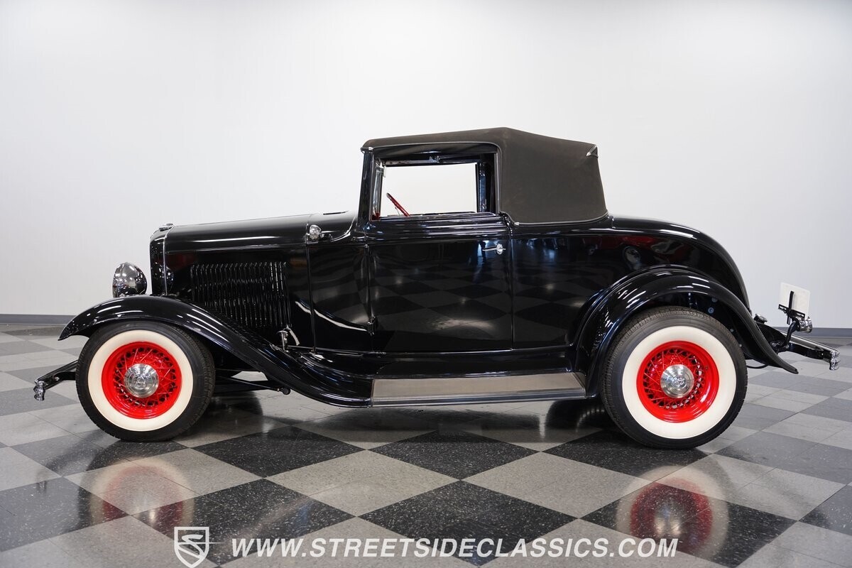 1932 Ford Cabriolet - photo 3