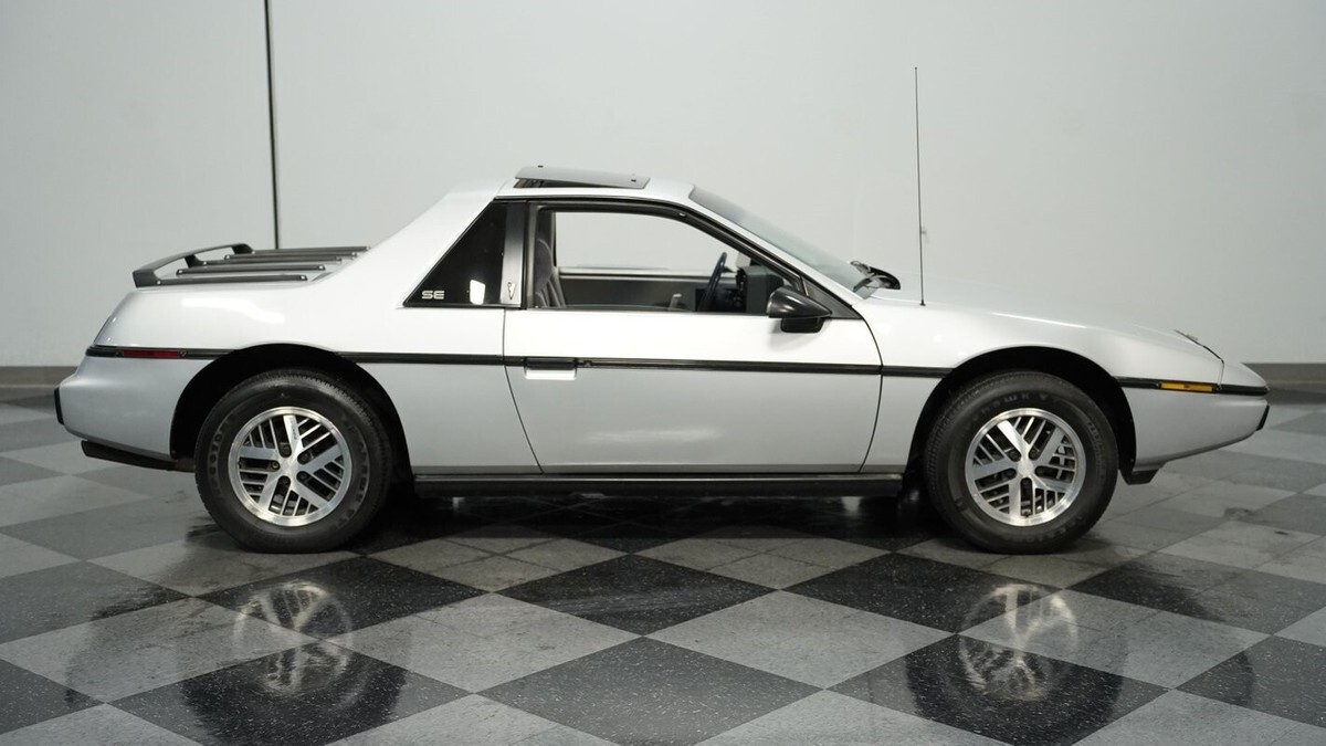 1985 Pontiac Fiero SE - photo 12
