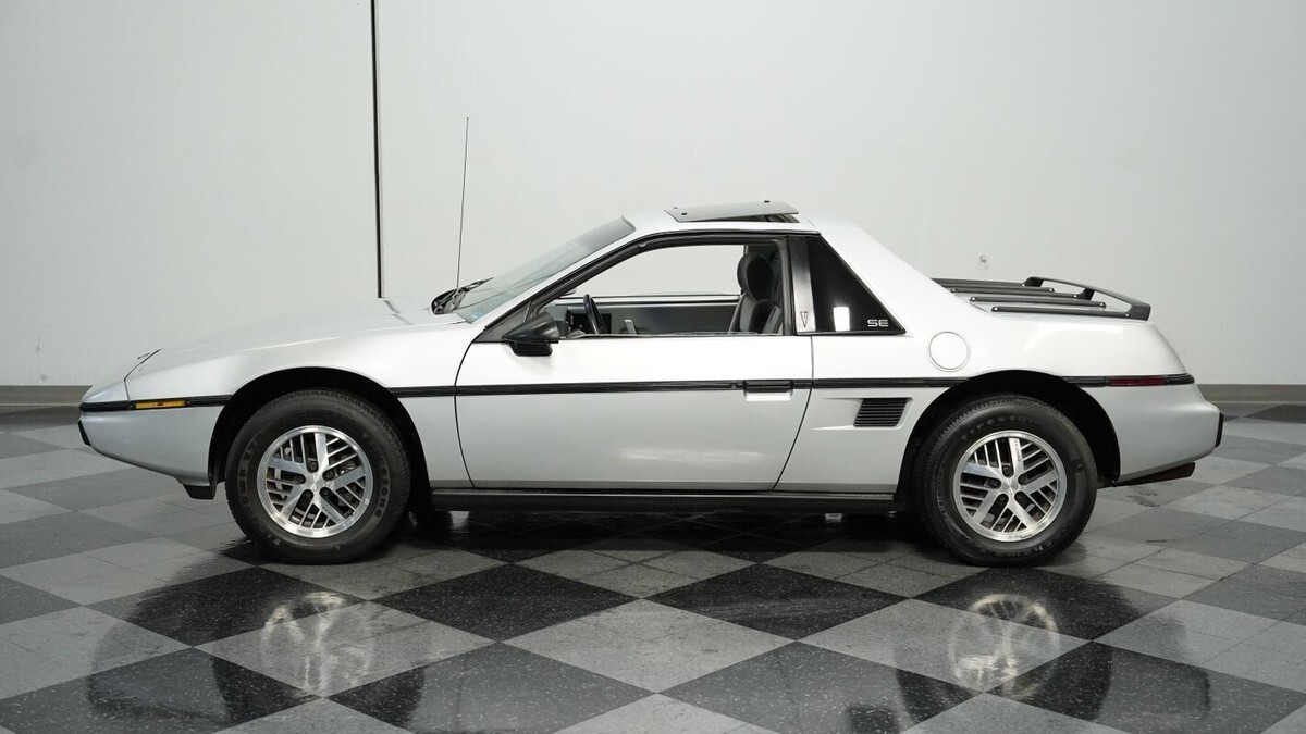 1985 Pontiac Fiero SE - photo 3