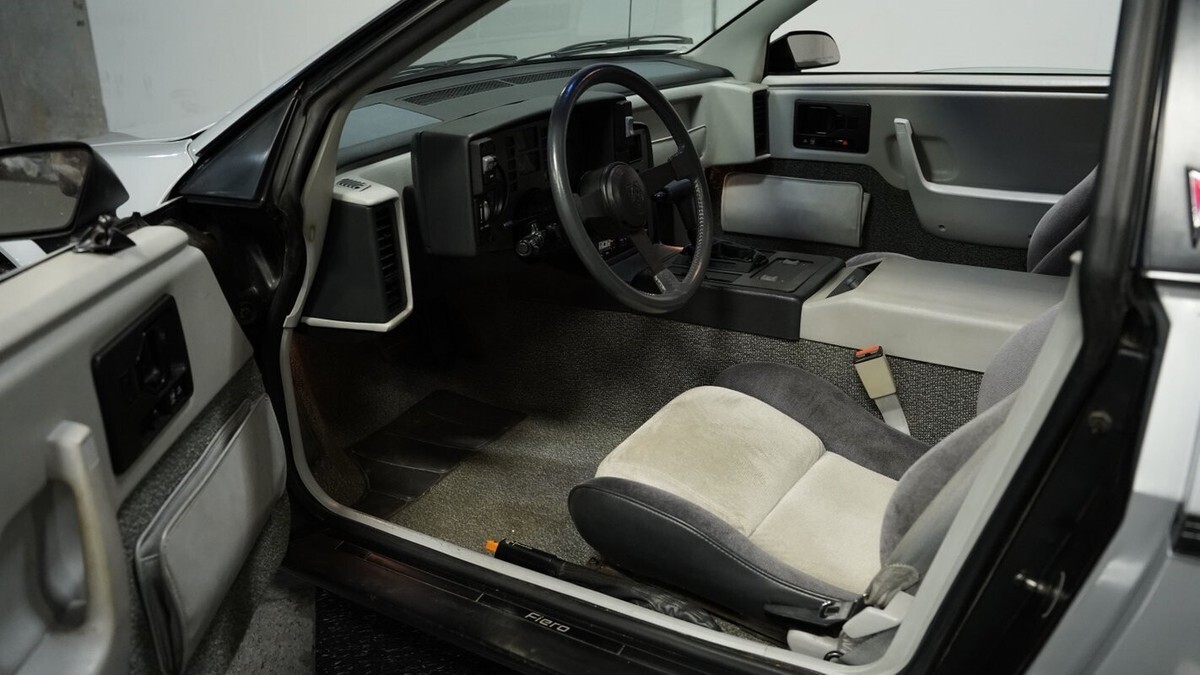 1985 Pontiac Fiero SE - photo 5