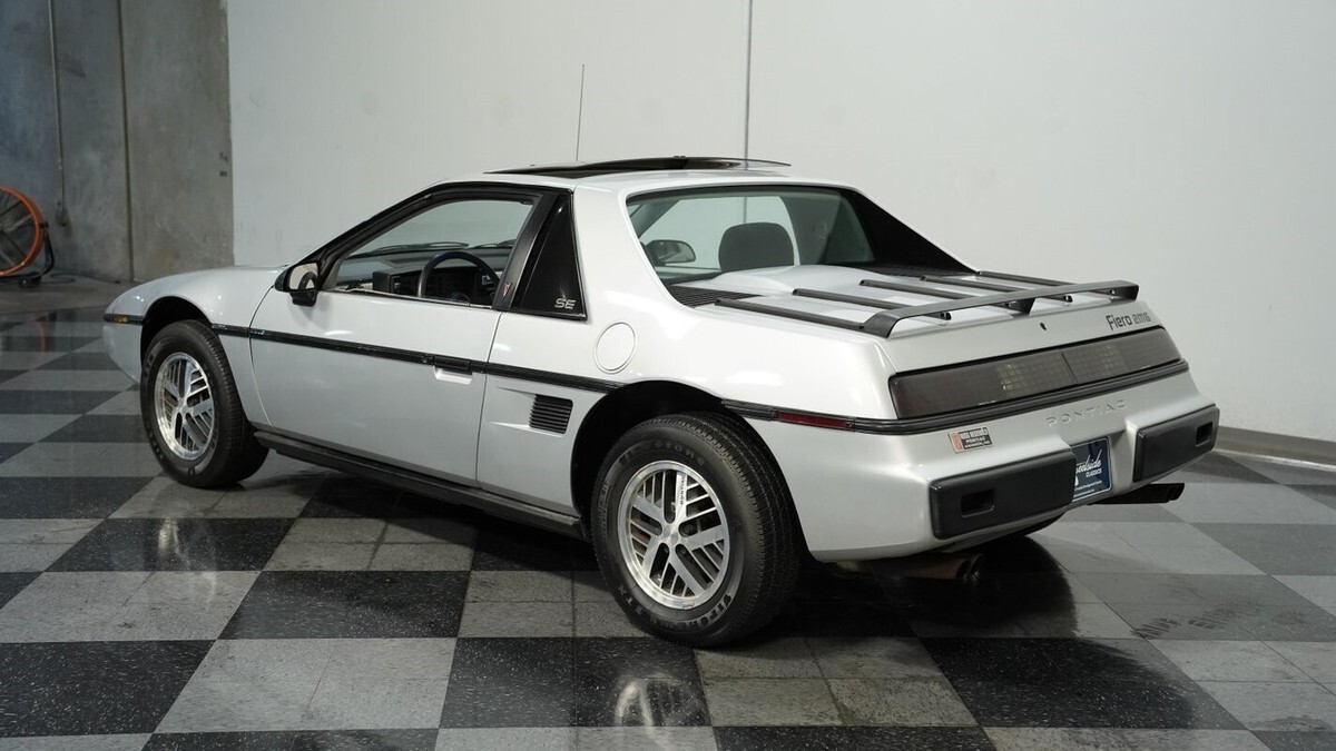 1985 Pontiac Fiero SE - photo 7