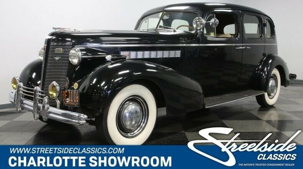 classic vintage chrome pre war wide white wall tires 1937 Buick Series 80 Roadmaster