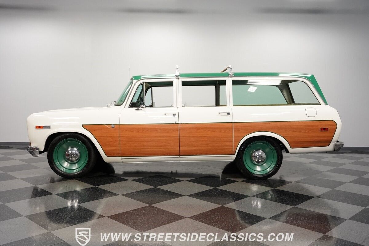 1970 International Harvester Travelall 1000D - photo 3