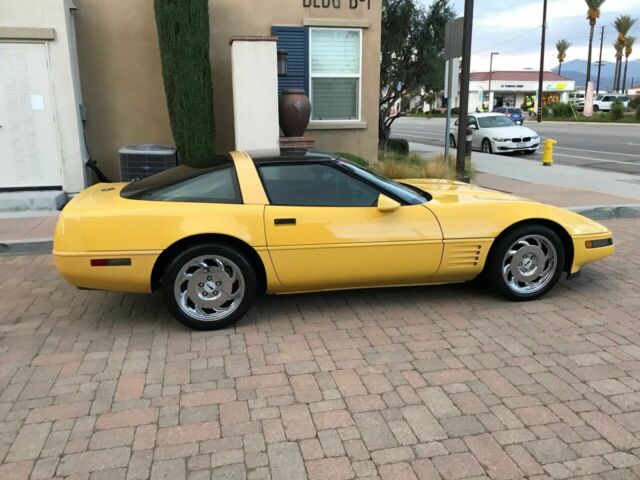 1992 Chevrolet Corvette Yellow on Black Interior - photo 11