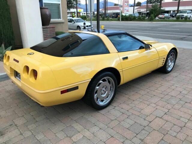 1992 Chevrolet Corvette Yellow on Black Interior - photo 13