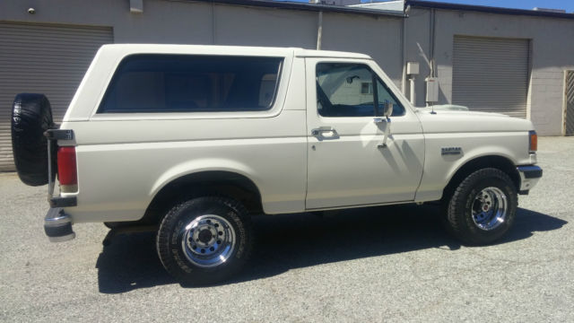 1988 Ford Bronco Custom 4x4 - photo 2