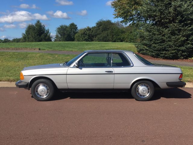 1978 Mercedes-Benz 200-Series Black - photo 2