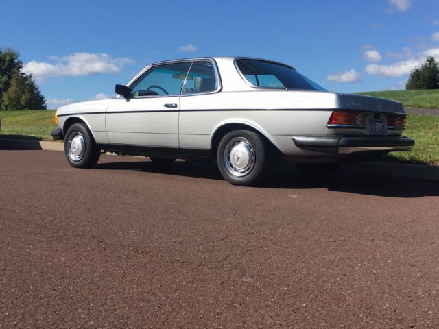 1978 Mercedes-Benz 200-Series Black - photo 3