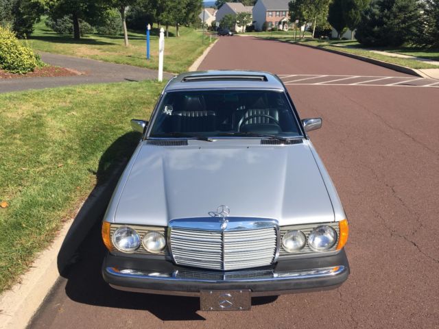 1978 Mercedes-Benz 200-Series Black - photo 4