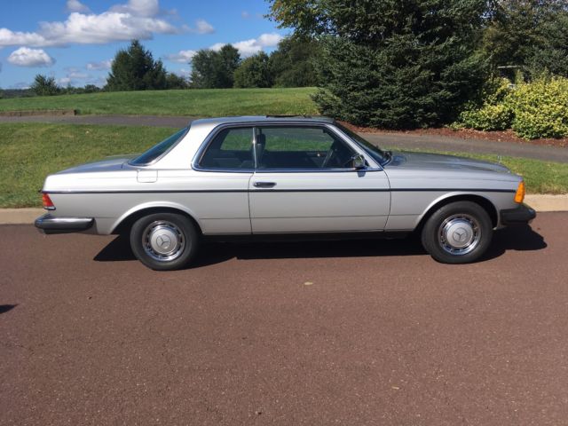 1978 Mercedes-Benz 200-Series Black - photo 7