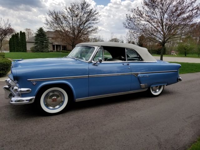 1954 Ford Crestline Sunliner - photo 2