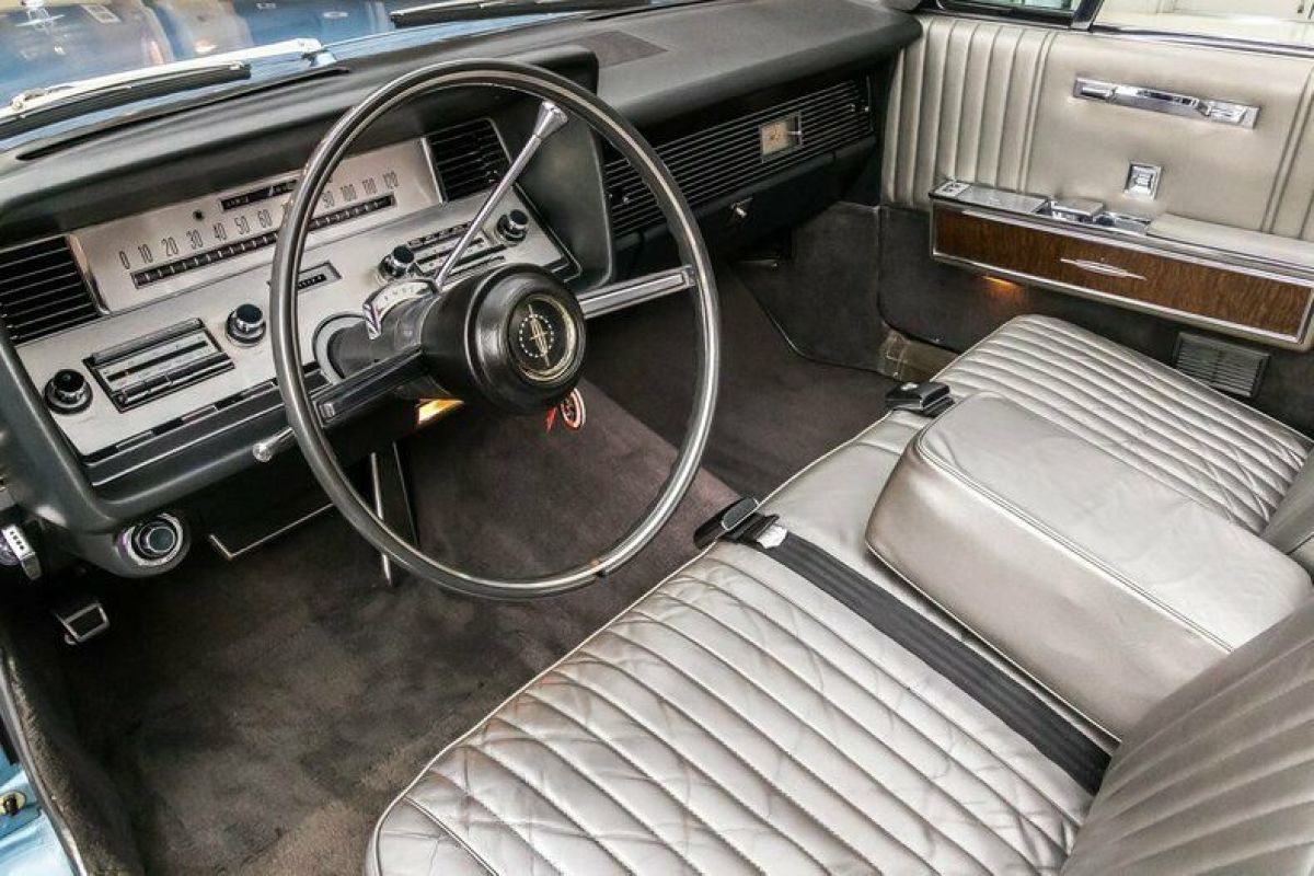 1967 Lincoln Continental Convertible - photo 2