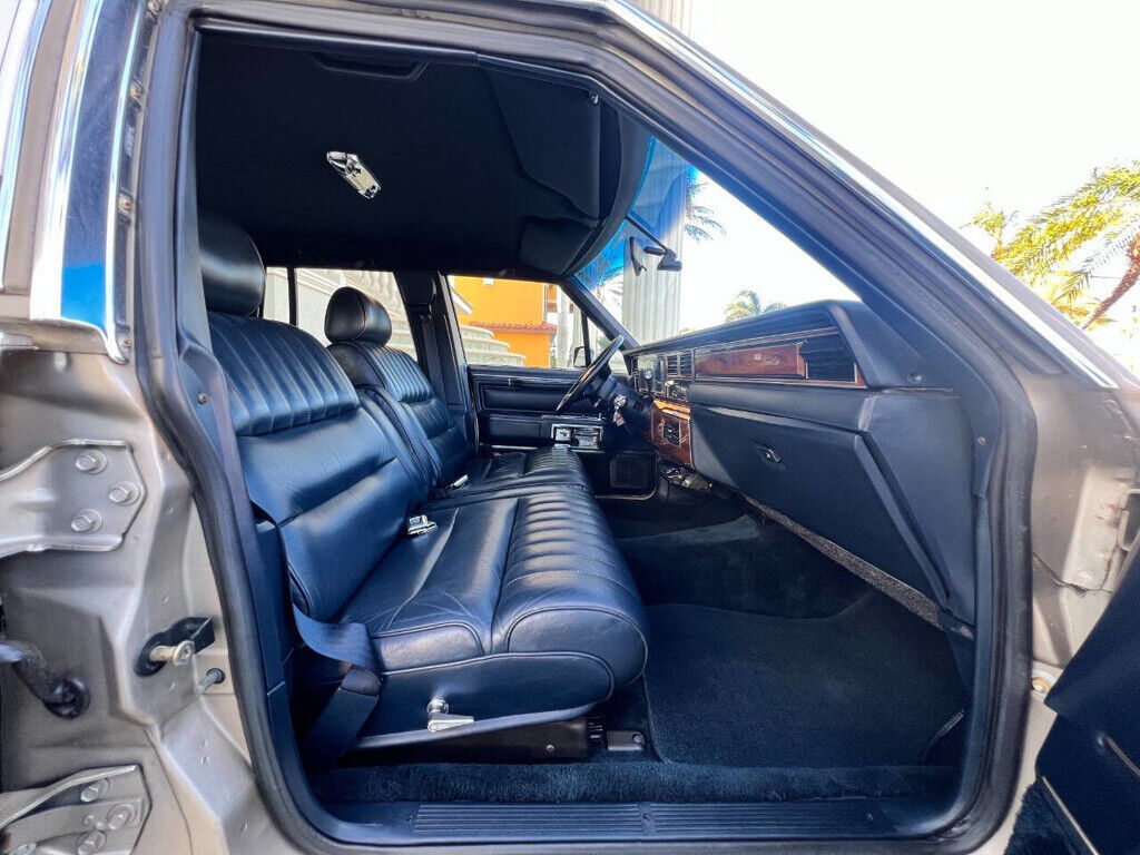 1989 Lincoln Town Car 13K INCREDIBLY LOW MILES - CLEAN SOUTHERN CAR - RARE FIND - photo 10