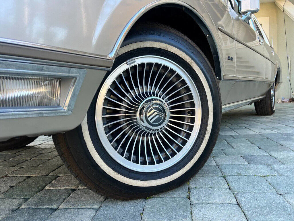 1989 Lincoln Town Car 13K INCREDIBLY LOW MILES - CLEAN SOUTHERN CAR - RARE FIND - photo 2