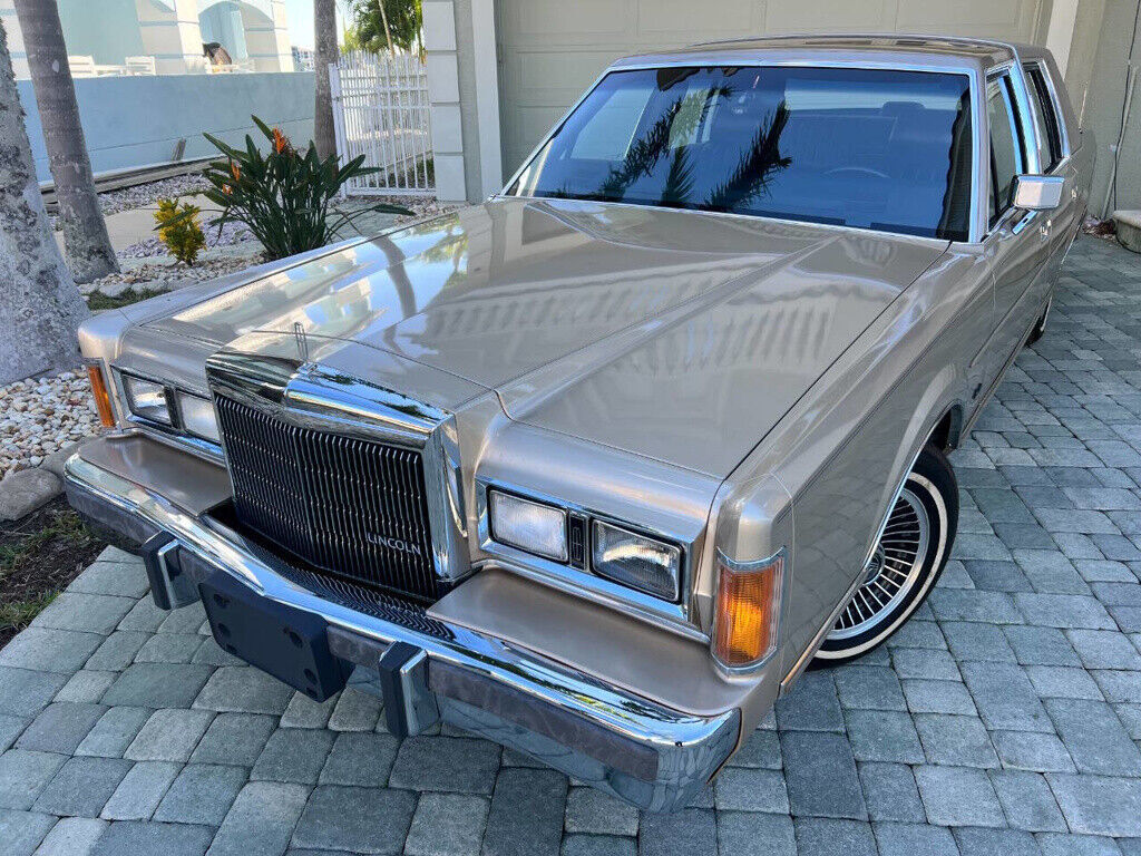 1989 Lincoln Town Car 13K INCREDIBLY LOW MILES - CLEAN SOUTHERN CAR - RARE FIND - photo 4