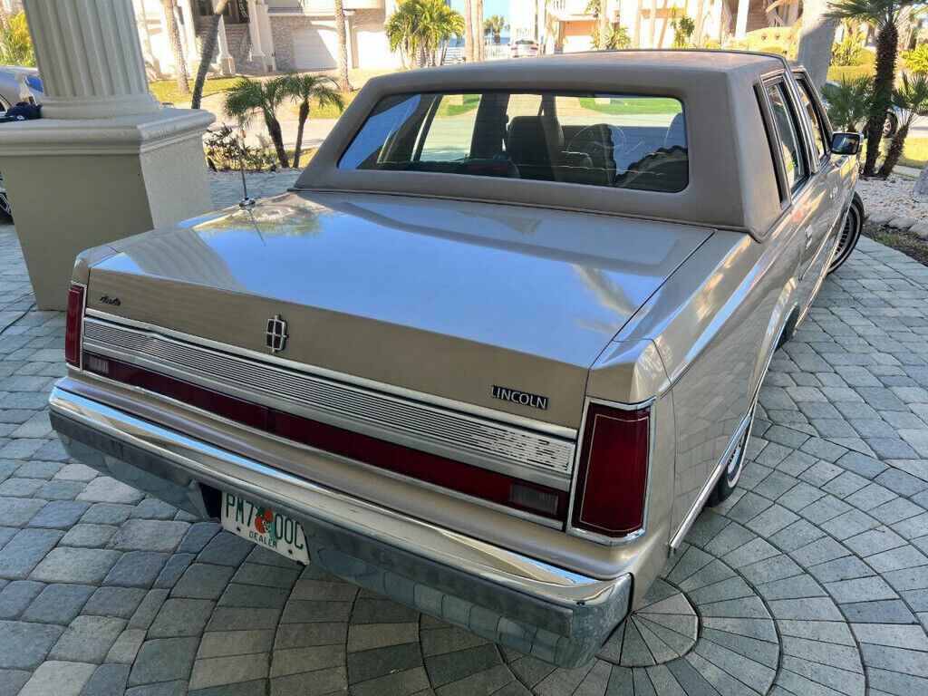 1989 Lincoln Town Car 13K INCREDIBLY LOW MILES - CLEAN SOUTHERN CAR - RARE FIND - photo 5