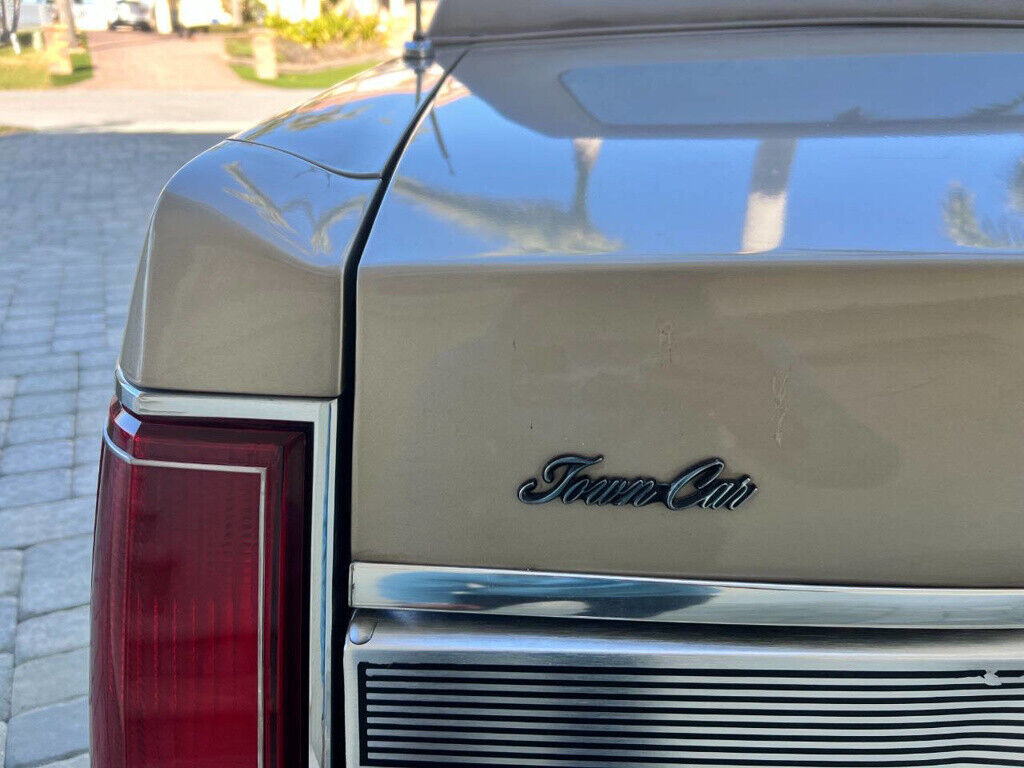 1989 Lincoln Town Car 13K INCREDIBLY LOW MILES - CLEAN SOUTHERN CAR - RARE FIND - photo 6