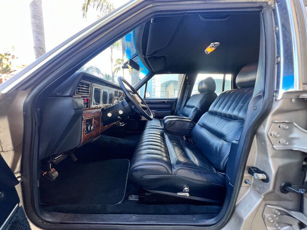1989 Lincoln Town Car 13K INCREDIBLY LOW MILES - CLEAN SOUTHERN CAR - RARE FIND - photo 9