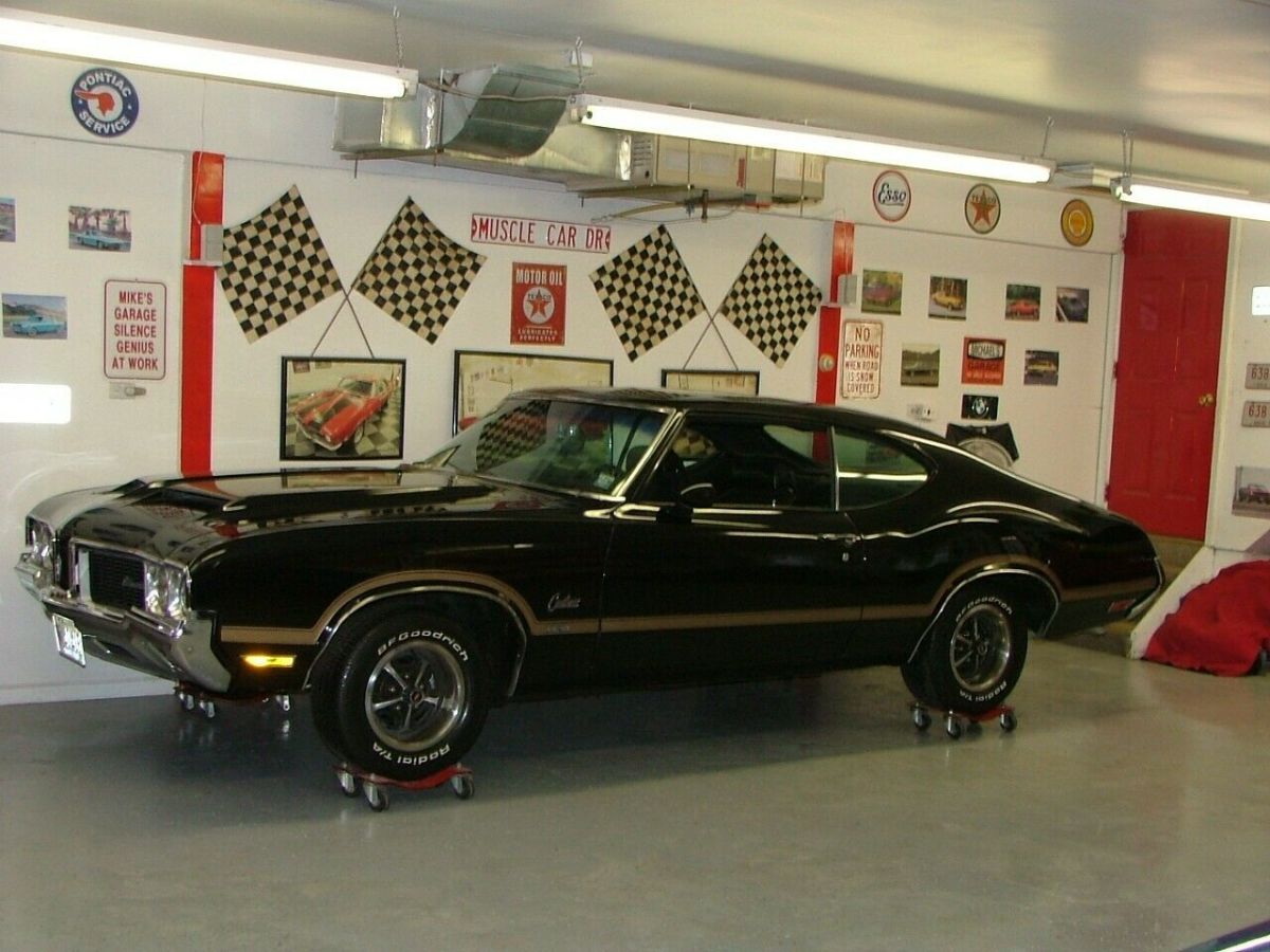 Cutlass S W31 with factory 4 speed and matching numbers 1970 Oldsmobile Cutlass
