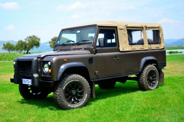 Defender 110 Beachcomber Soft Top 10 seater with galvanized chassis 1992 Land Rover Defender Gray