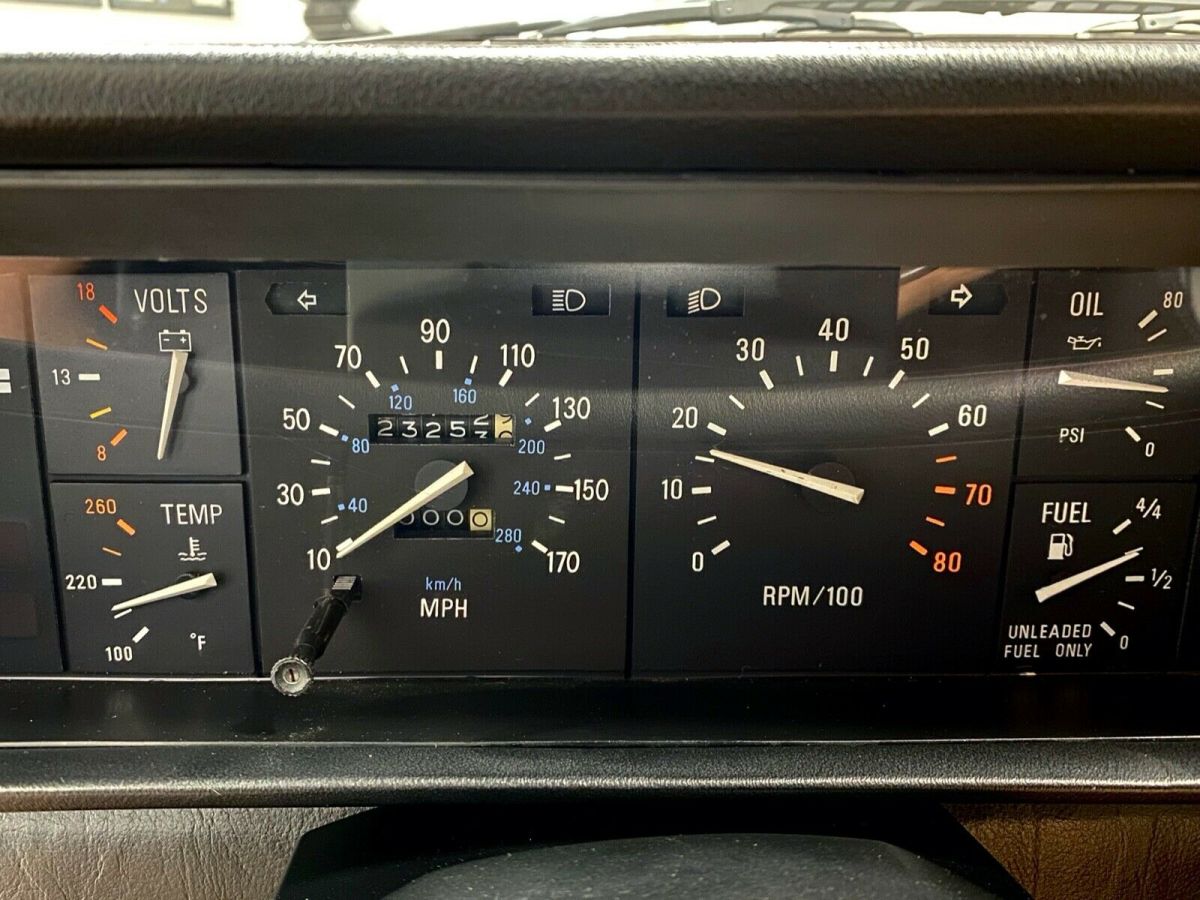 1981 DeLorean Black Interior, 5-Speed, Gas Flap Hood - photo 10