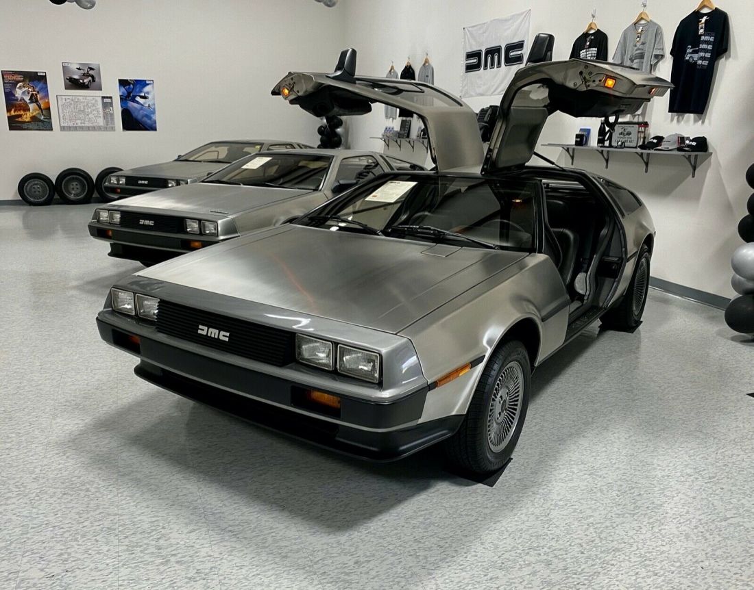 1981 DeLorean Black Interior, 5-Speed, Gas Flap Hood - photo 4