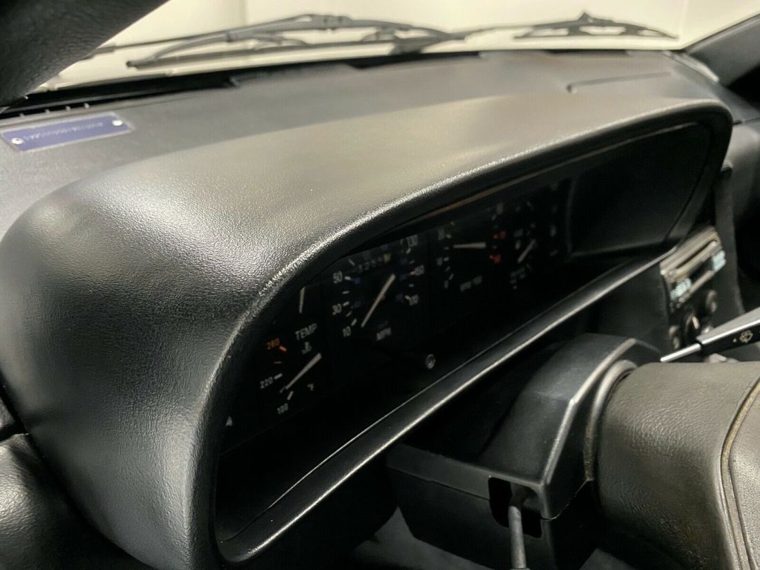 1981 DeLorean Black Interior, 5-Speed, Gas Flap Hood - photo 9