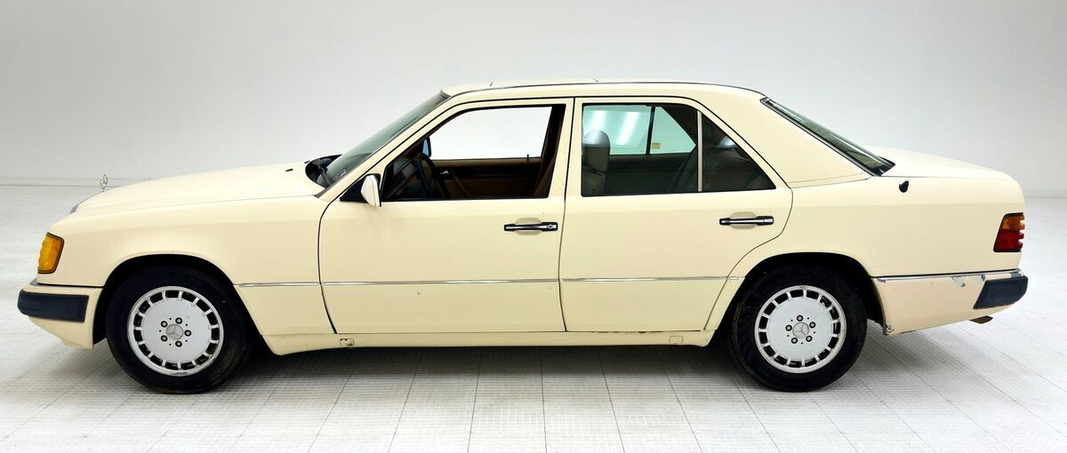 1993 Mercedes-Benz 300-Series 2.5 Turbo Sedan - photo 2