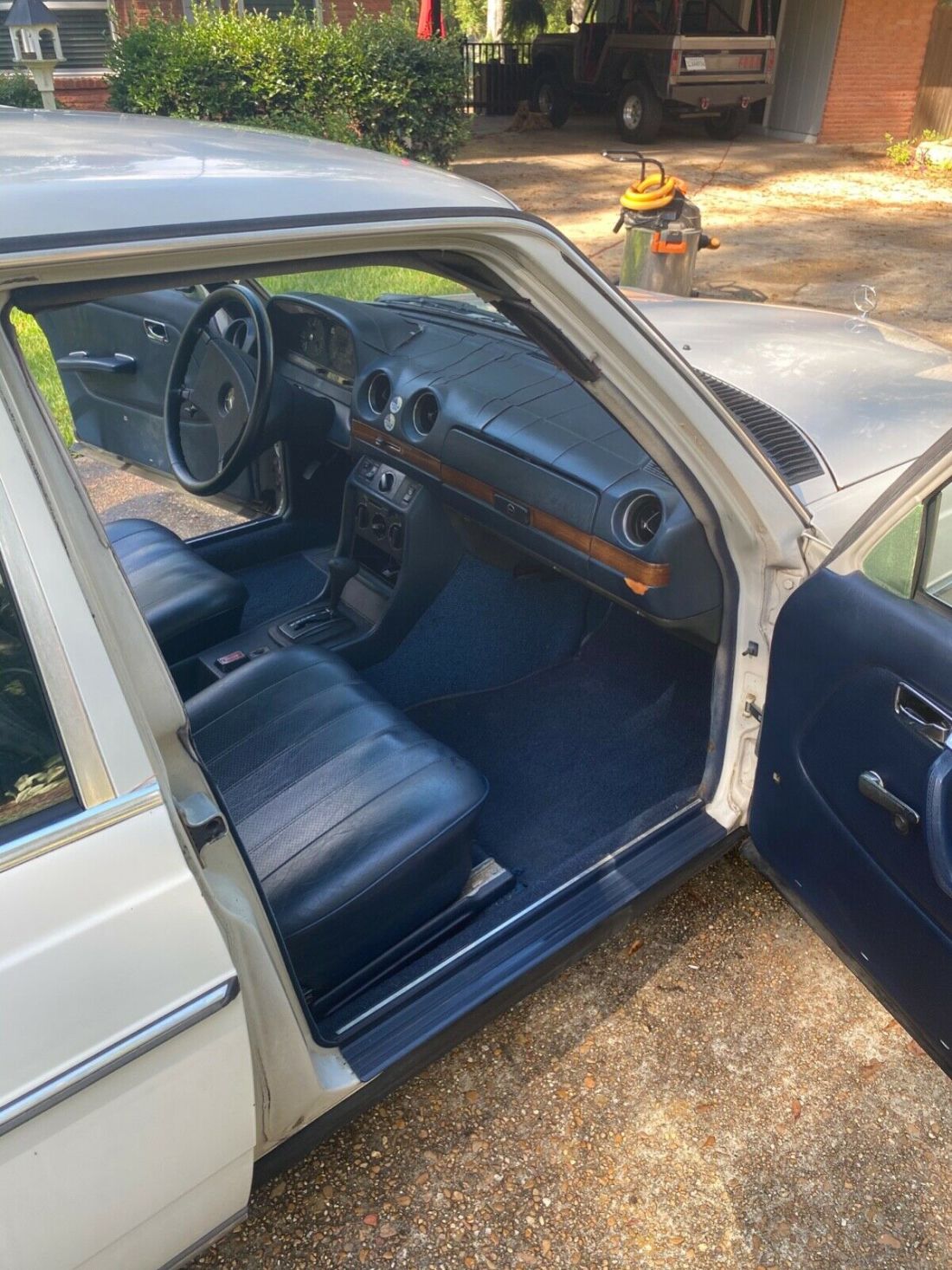 1980 Mercedes-Benz 200-Series - photo 9