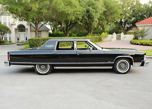 1977 Lincoln Town Car SURVIVOR - RARE COLOR - MOONROOF - 54K MI - photo 2
