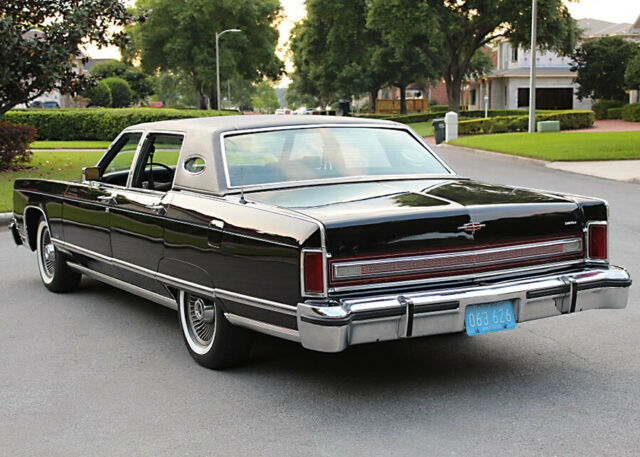 1977 Lincoln Town Car SURVIVOR - RARE COLOR - MOONROOF - 54K MI - photo 3