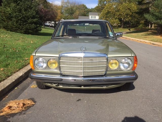 1985 Mercedes-Benz 200-Series sedan - photo 2