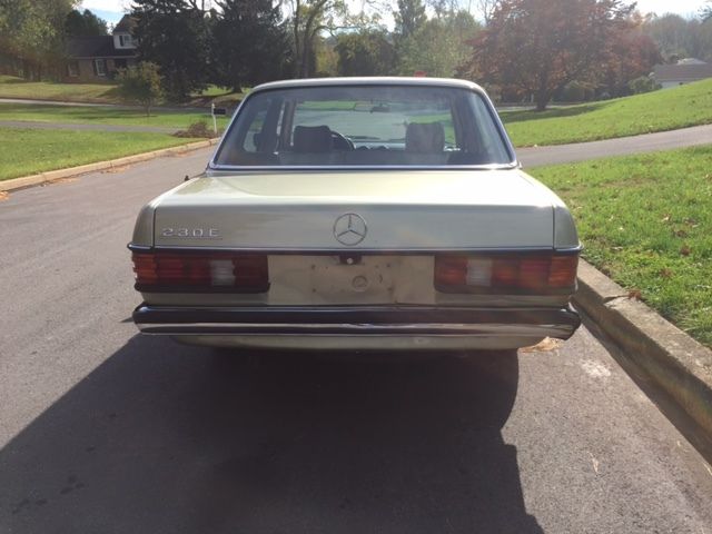 1985 Mercedes-Benz 200-Series sedan - photo 5
