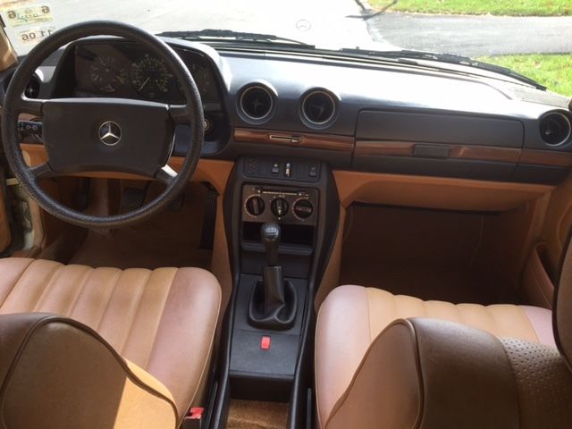 1985 Mercedes-Benz 200-Series sedan - photo 6