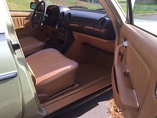 1985 Mercedes-Benz 200-Series sedan - photo 8