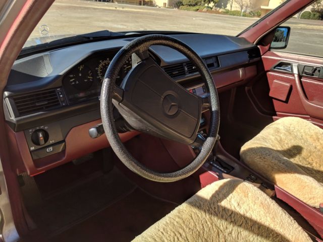 1987 Mercedes-Benz 300-Series Estate - Red Burgundy Interior - photo 11