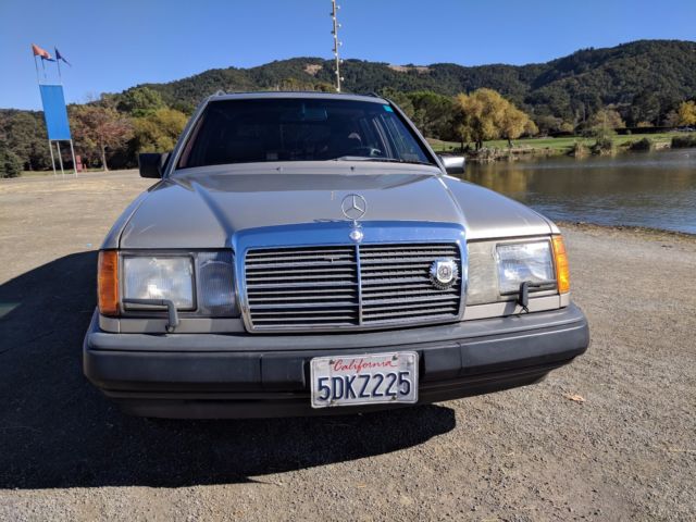 1987 Mercedes-Benz 300-Series Estate - Red Burgundy Interior - photo 2