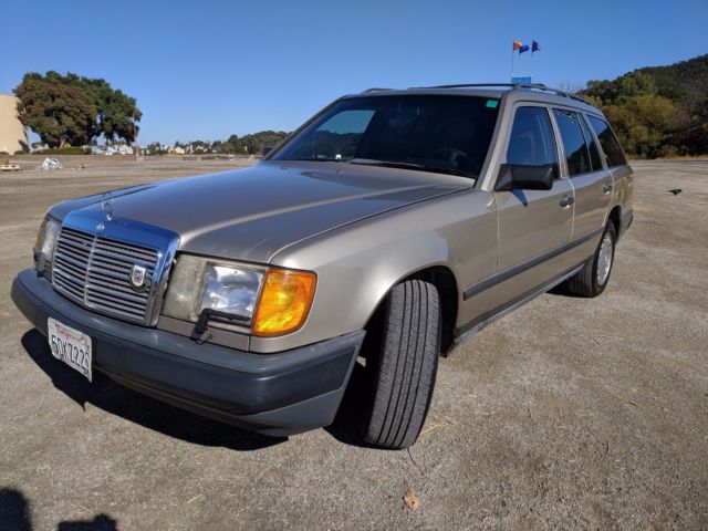 1987 Mercedes-Benz 300-Series Estate - Red Burgundy Interior - photo 3