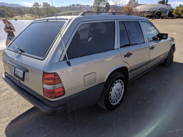 1987 Mercedes-Benz 300-Series Estate - Red Burgundy Interior - photo 6