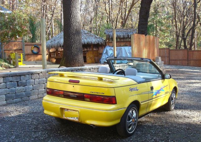 1992 Geo Metro 1992 GEO METRO LSI CONVERTIBLE **NO RESERVE** - photo 2