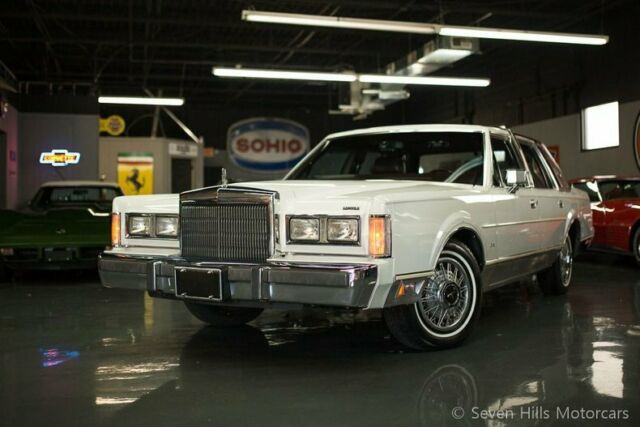 EXCEPTIONAL ORIGINAL CONDITION, Low Miles, Very Clean, PRICED TO SELL!! 1988 Lincoln Town Car Signature Series