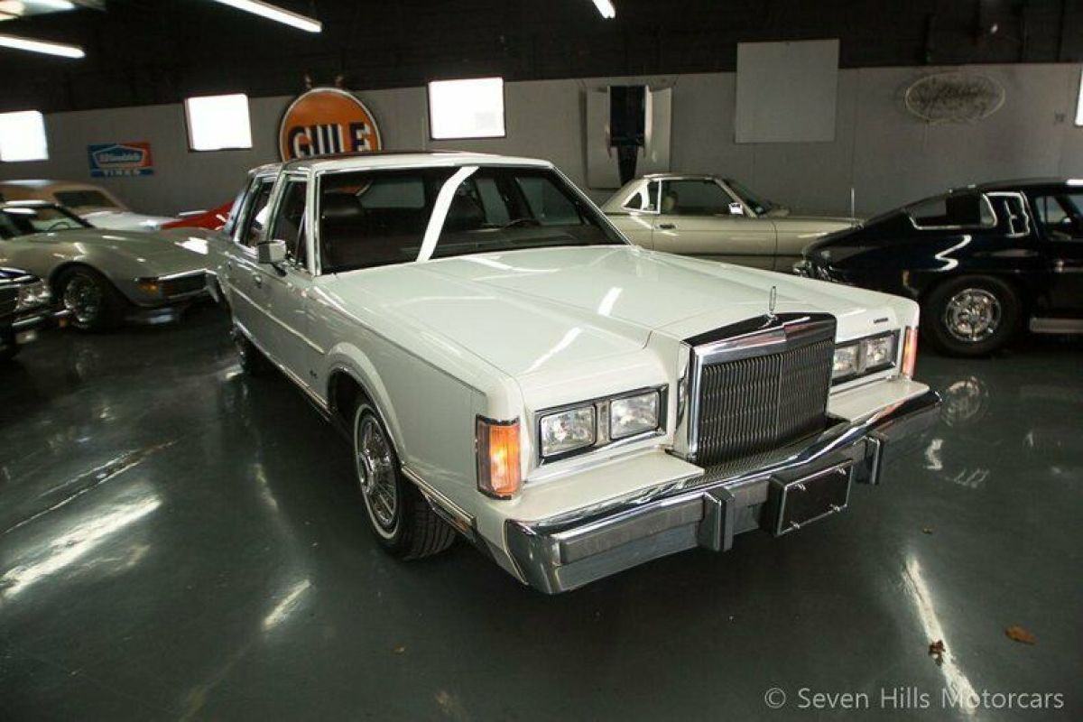 1988 Lincoln Town Car Signature Series - photo 5