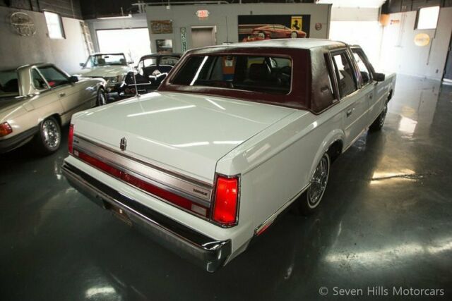 1988 Lincoln Town Car Signature Series - photo 7