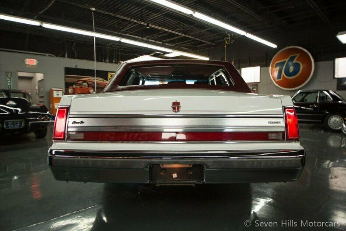 1988 Lincoln Town Car Signature Series - photo 9