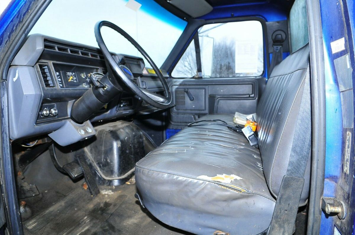 1993 Ford F700 Dump truck - photo 10