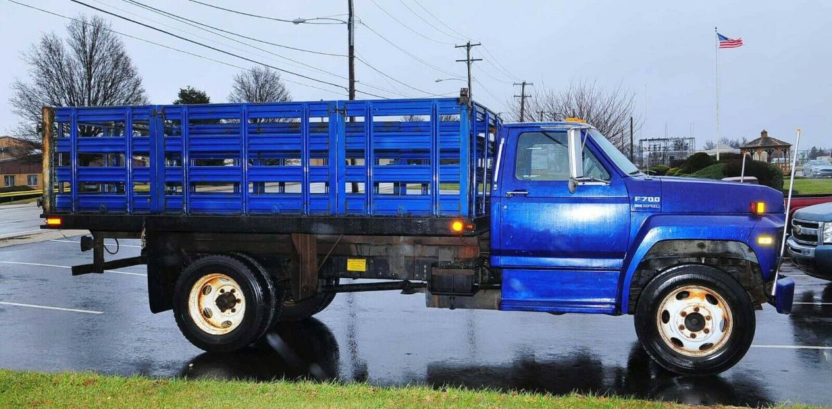 1993 Ford F700 Dump truck - photo 2
