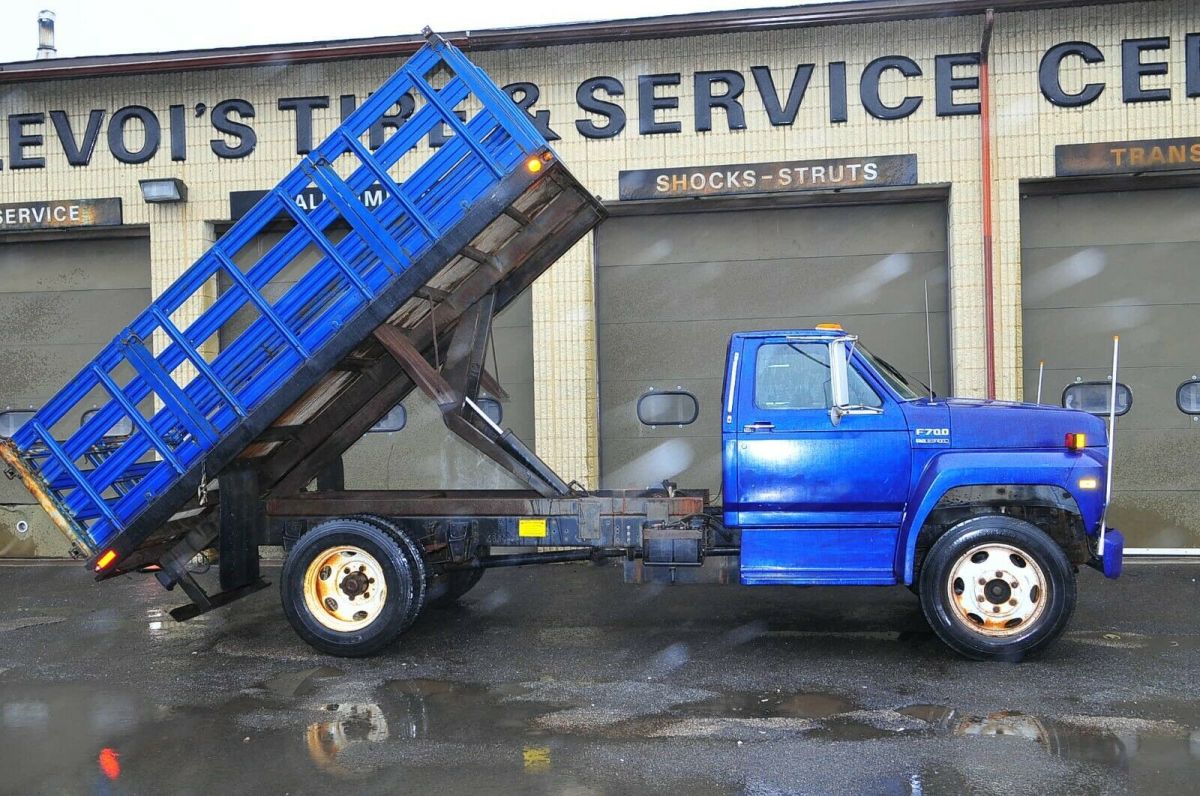 1993 Ford F700 Dump truck - photo 3