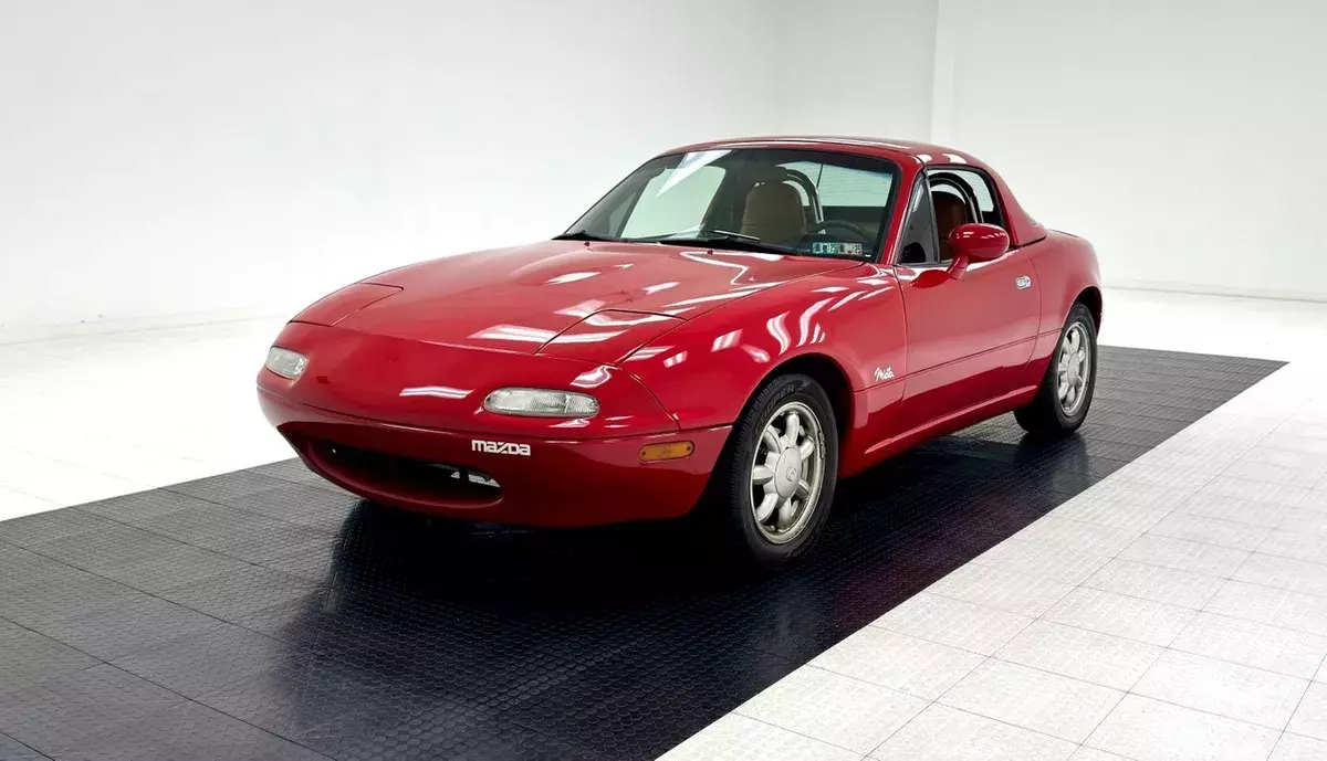 Factory Hardtop/1.6L DOHC I4/Like New Interior/Hurst Shifter/5-Speed 1993 Mazda MX-5 Miata MX-5